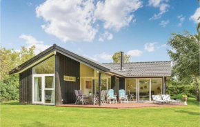 Gorgeous Home In Dronningmølle With Wifi
